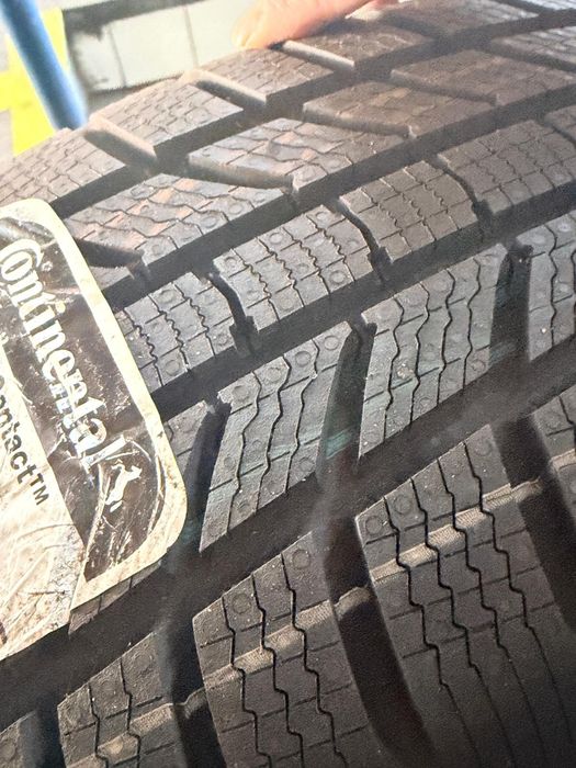 Vând 2 anvelope noi de iarna 205/60/17 Continental