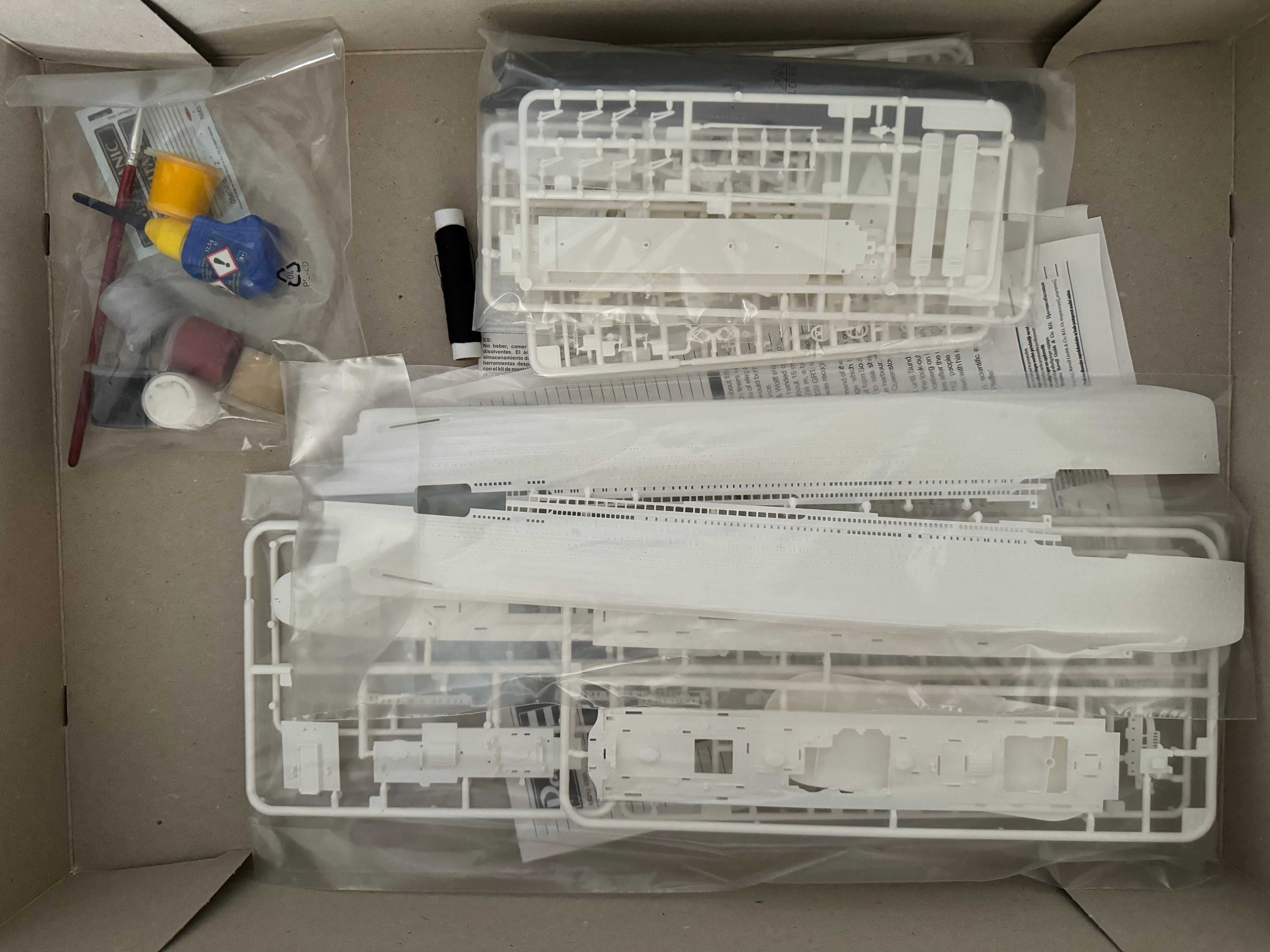Revell 05727 - R.M.S. Titanic подаръчен комплект модел на кораб