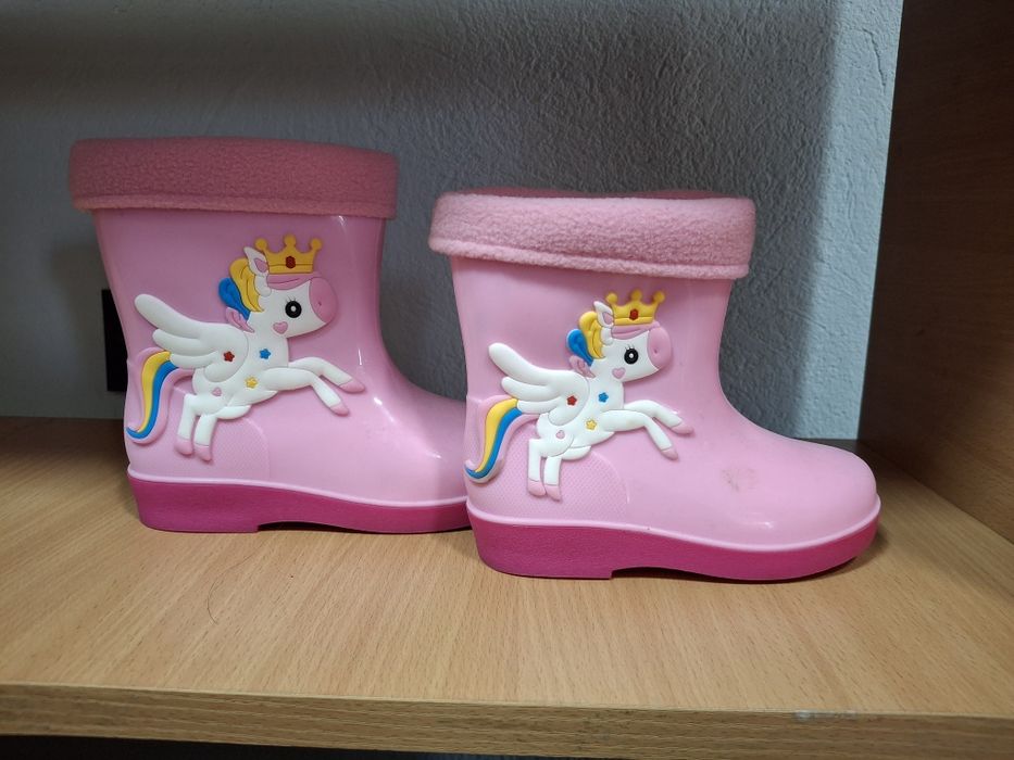 Продавам чисто нови детски ботуши и чорапи НА ПРОМОЦИЯ!!!