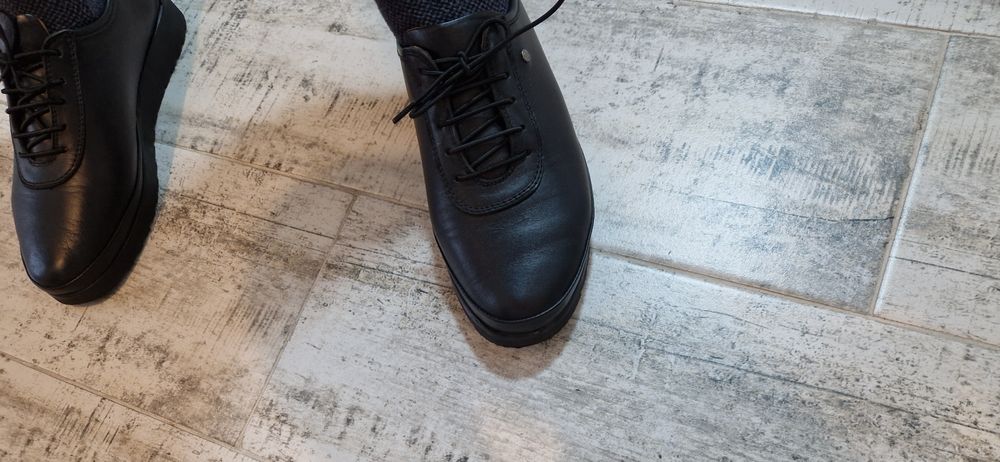 Pantofi negri, piele