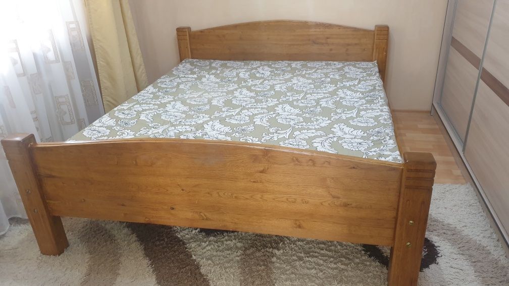 Дубовая   кровать с матрасом