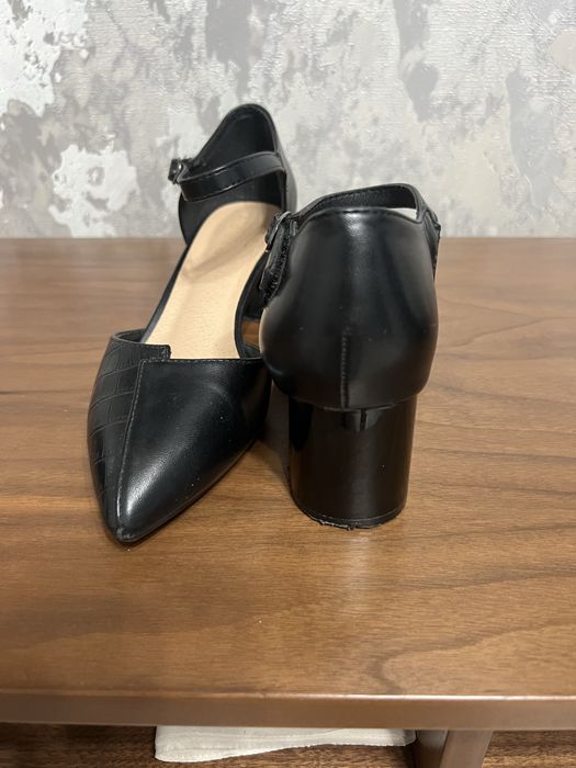 Продаются кожаные босаножки,черного цвета