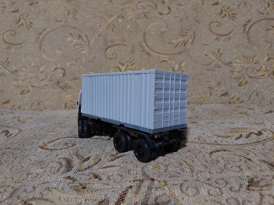 Продаю коллекционную модельку. Камаз 5410 контенеровоз