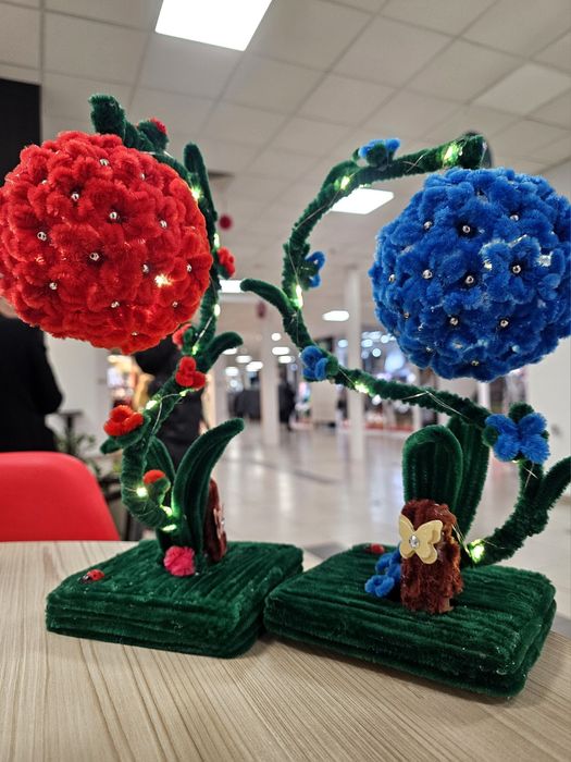 Lampa decorativă cu flori
Cu un aer de poveste si cu foarte multe flor