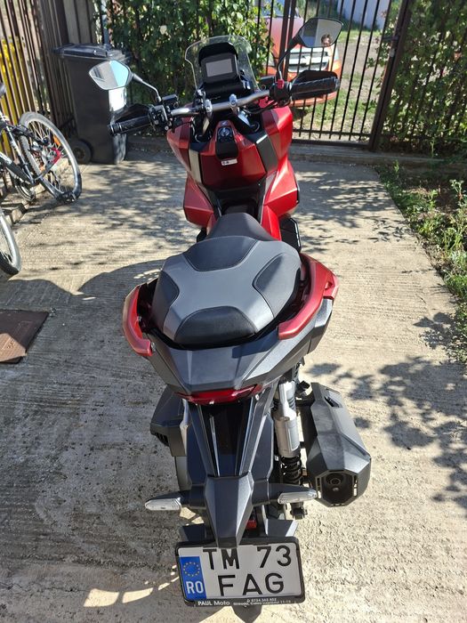 Vând Honda ADV 350