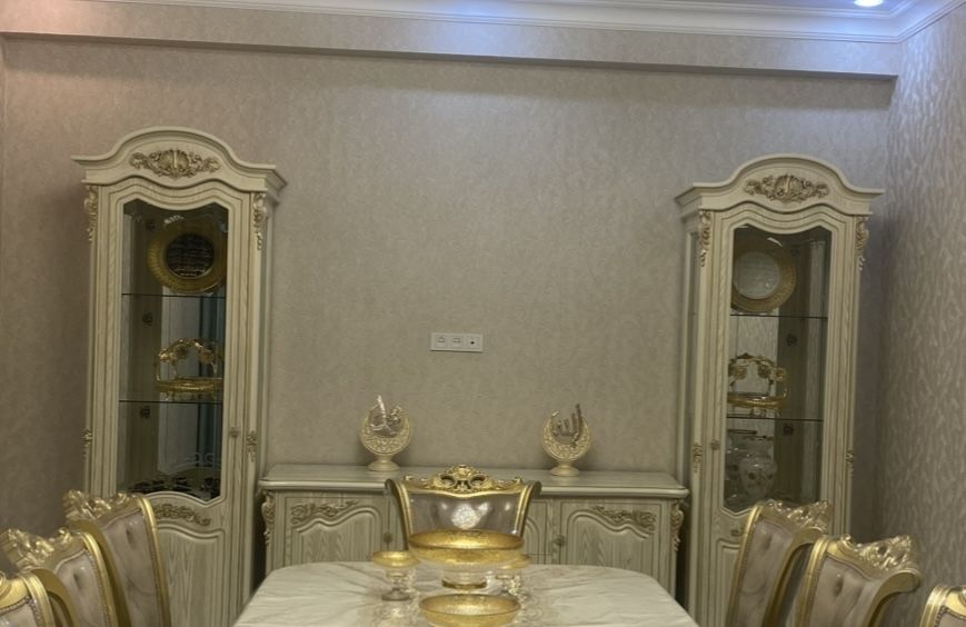 Мебель для зала, стол, стулья, комод и 2 пенала