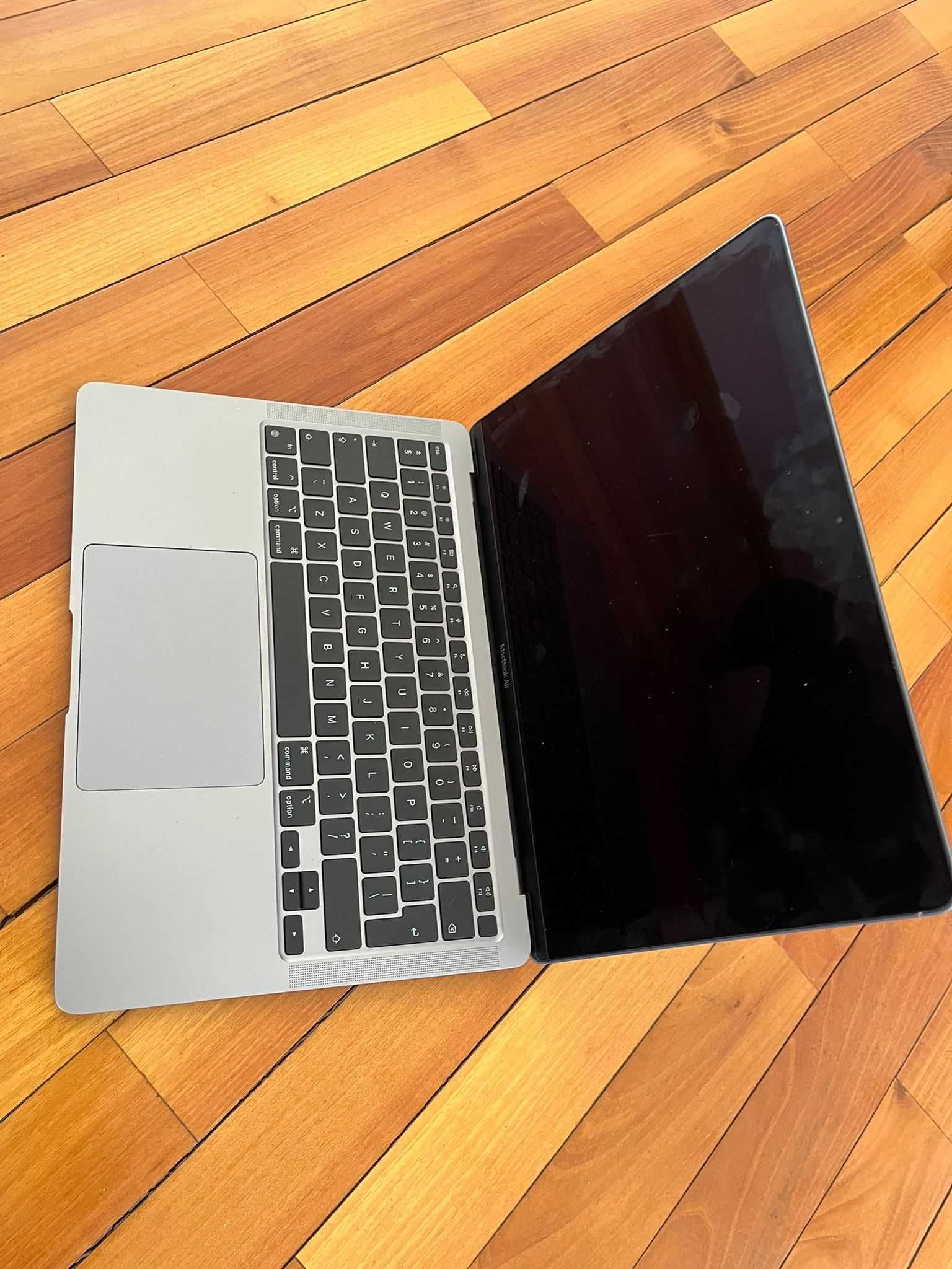 MacBook Air, Apple M1 Chip, 13 inch, 256 GB SSD