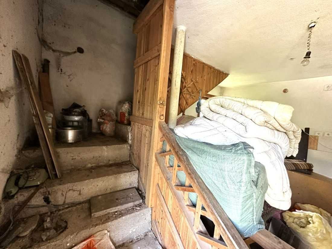 Голям парцел с къща и селскостопанска постройка в село Кремен