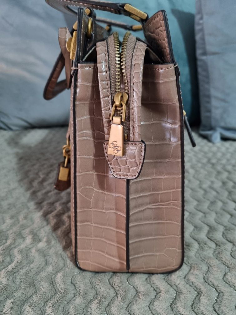 Geanta de la  Guess