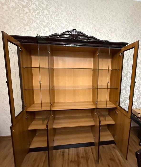 Мебель для гостинной - горка и комод в отличном состоянии