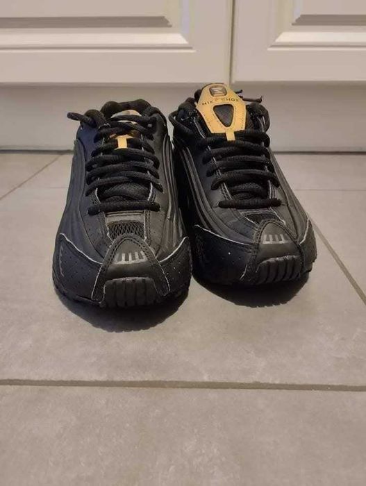 Nike Shox R4 Black Metallic Gold. Номер 35.5, носени