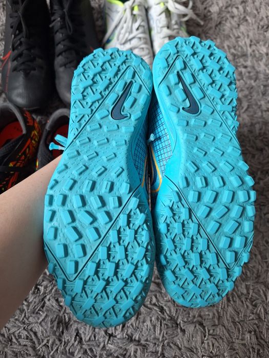 Футболни обувки adidas, Nike