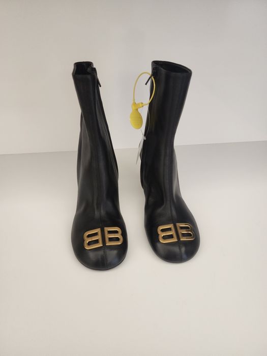 Vind Cizme noi Balenciaga