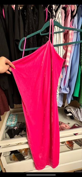 Кадифена рокля с една презрамка М