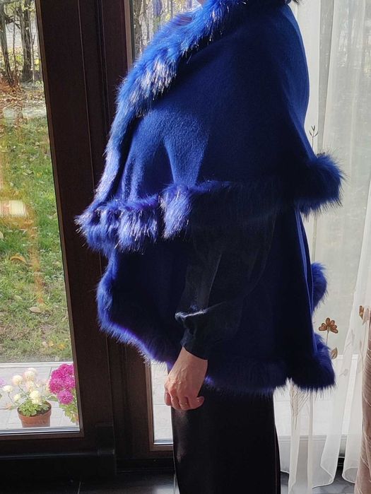 pelerina poncho vesta guler din blana artificiala albastra aproape nou