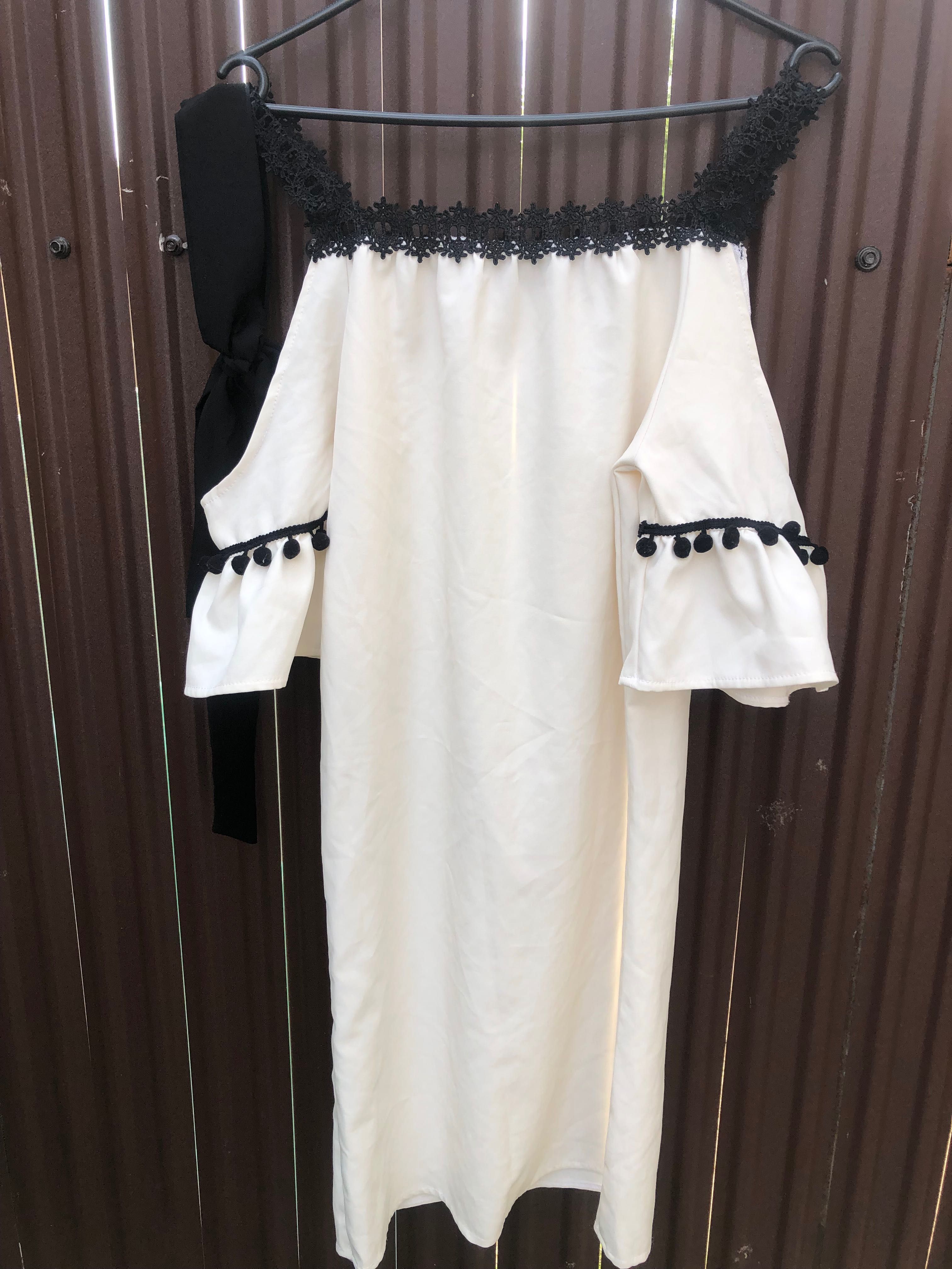 Rochie de zi elegantă alb cu negru mâneci clopot .