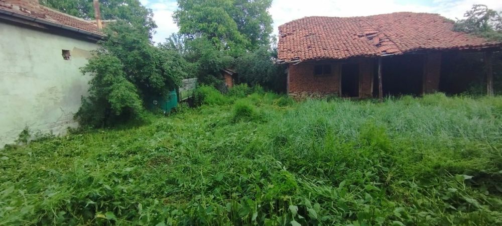 Продава се къща в гр. Ихтиман в идеален център.
