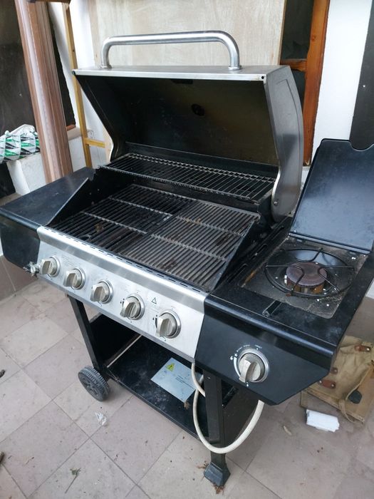 Vînd un grătar pe gaz