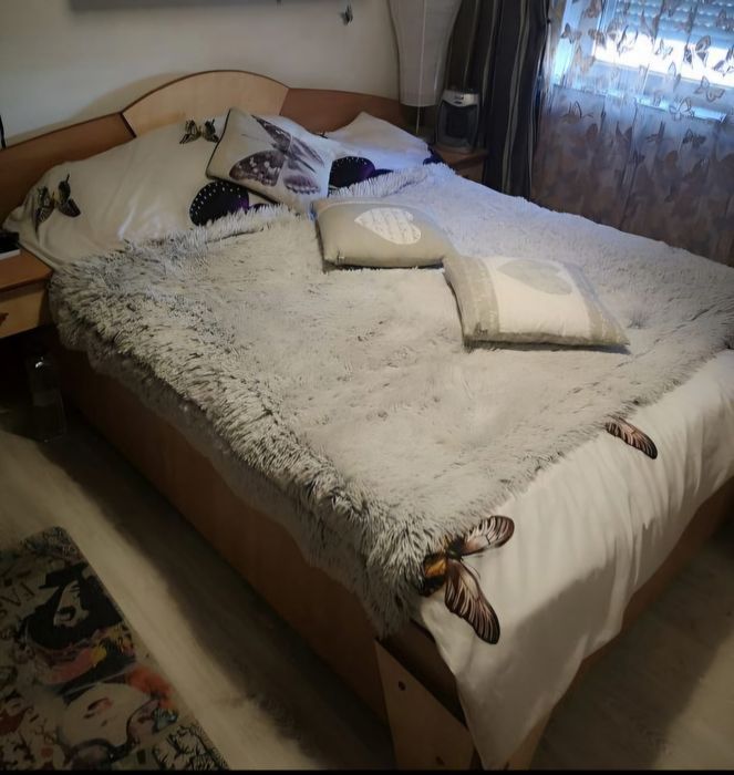 Mobila dormitor..pat ,noptiere și dulap