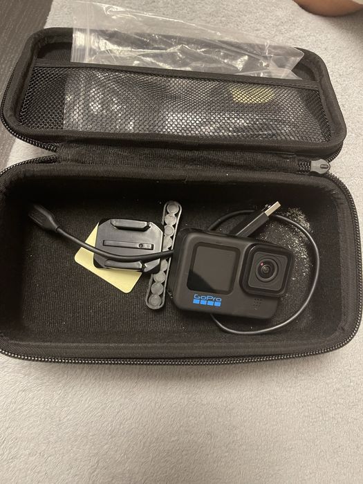 GoPro Hero 10 Black cu accesorii si gentuta originala