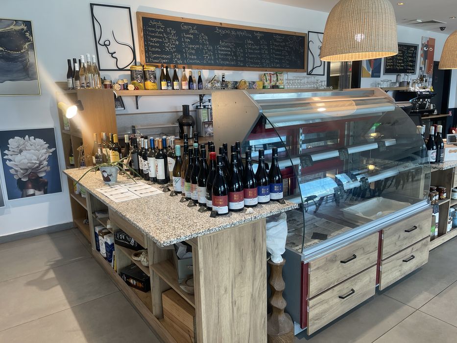 Спешно се продава цялостно оборудване за магазин, заведение,ресторант.