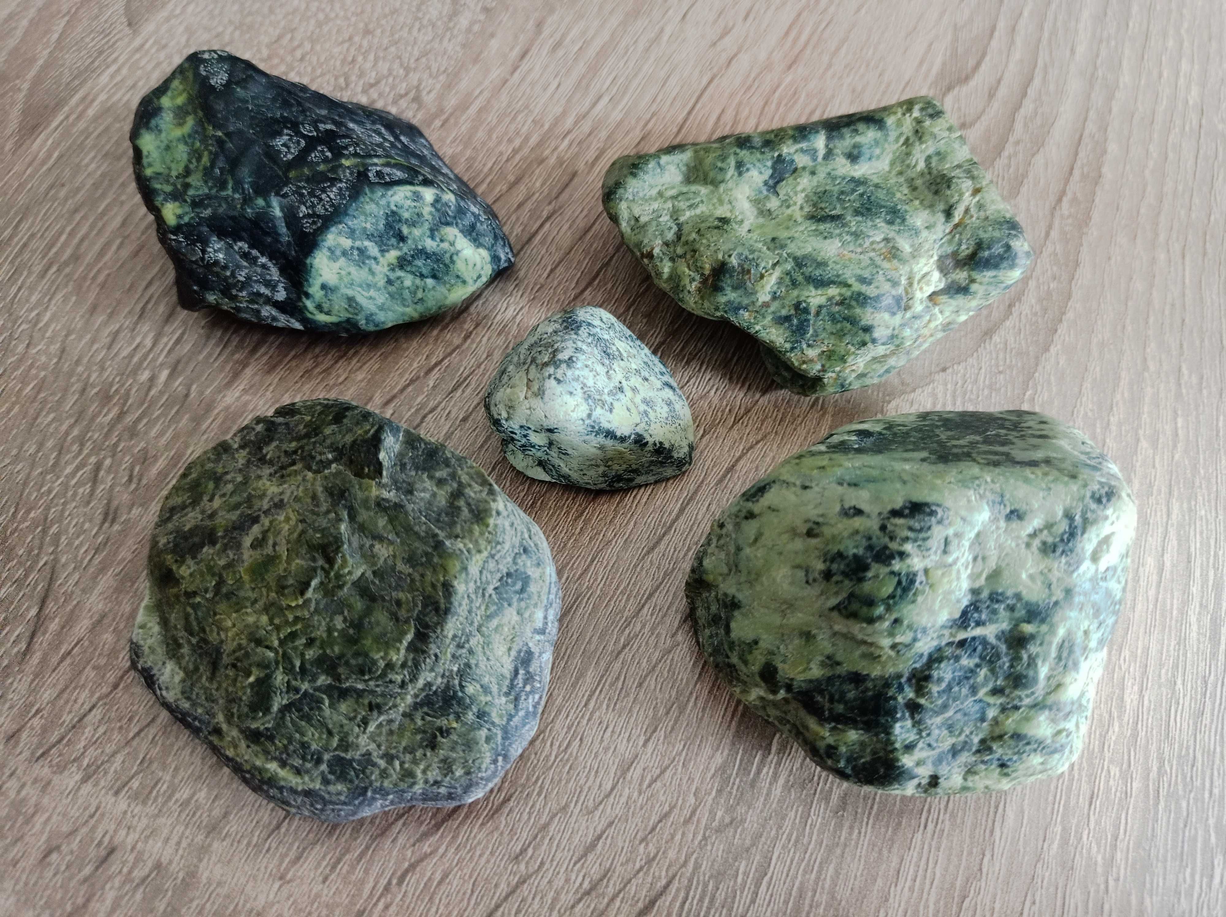 Серпентин (змеевик) змийски камък