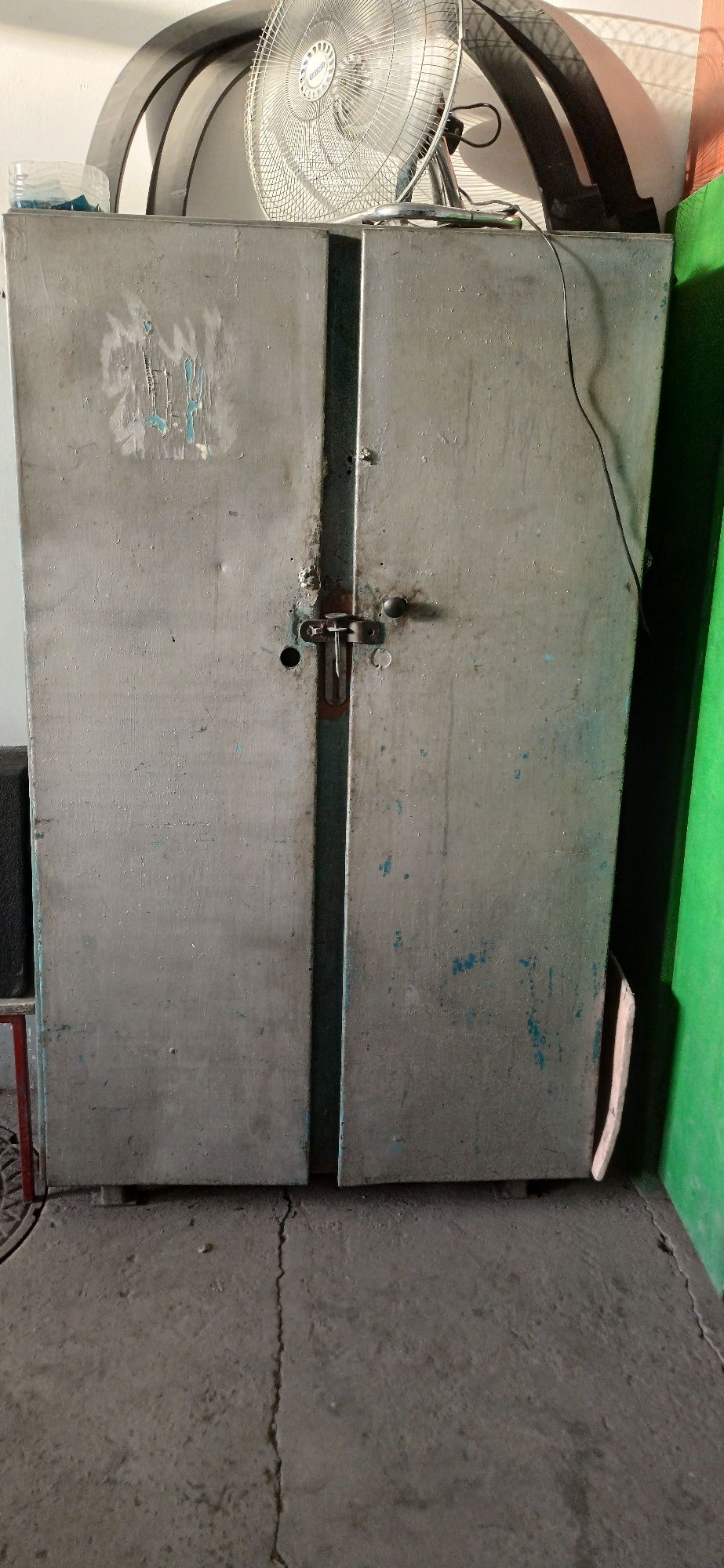 Temir shkaf instrument va kiyimlar uchun
