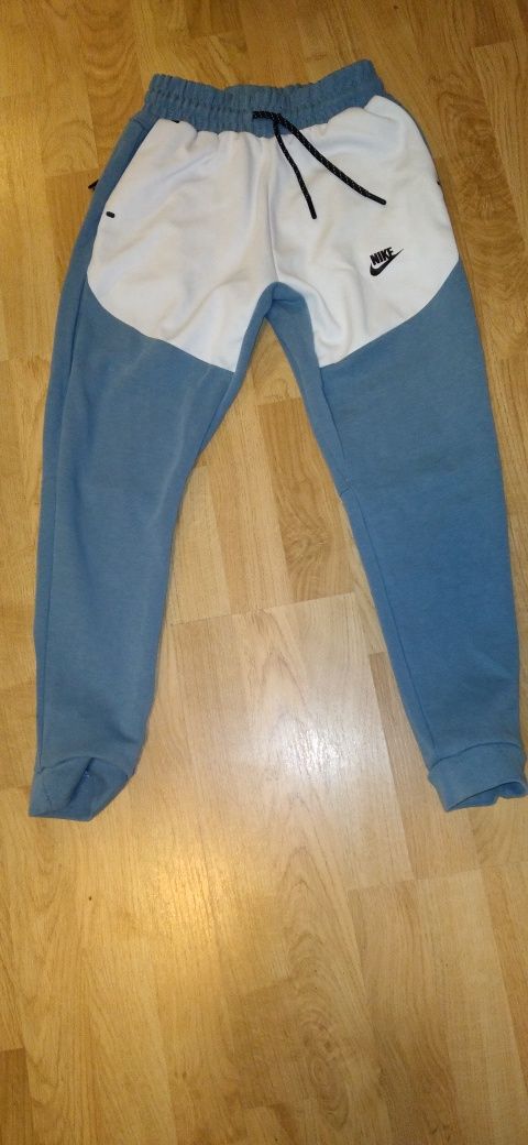 Pantaloni nike tech fleece marime 152