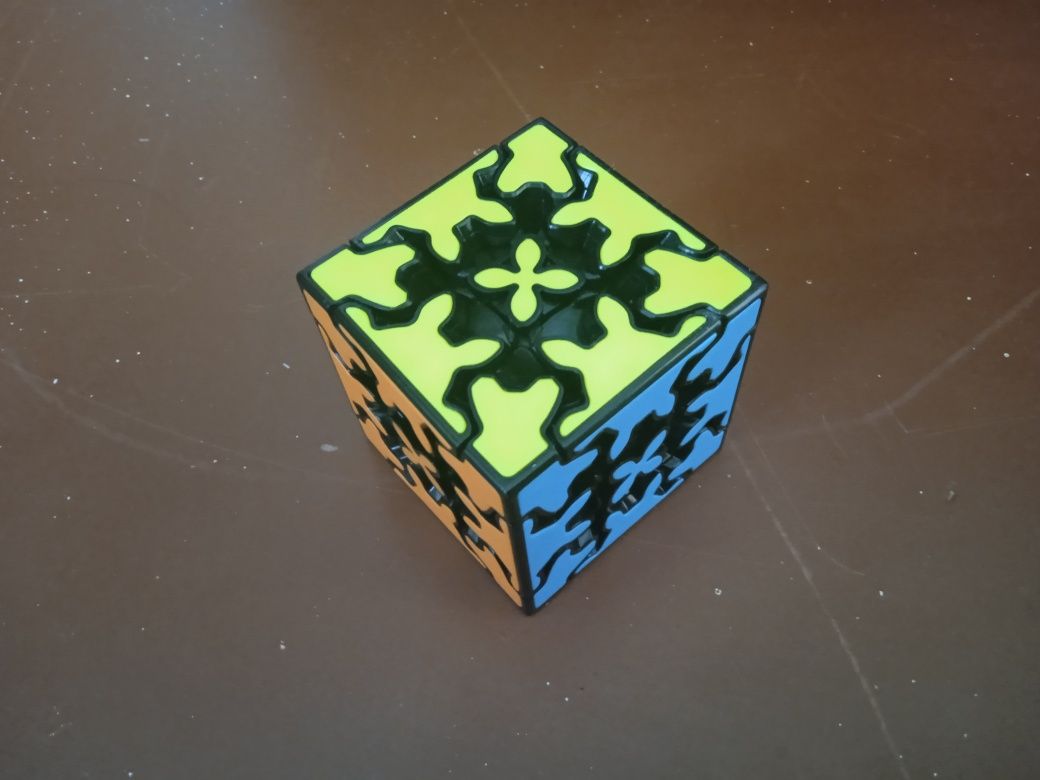 Kubik Rubik. Gear cube.
