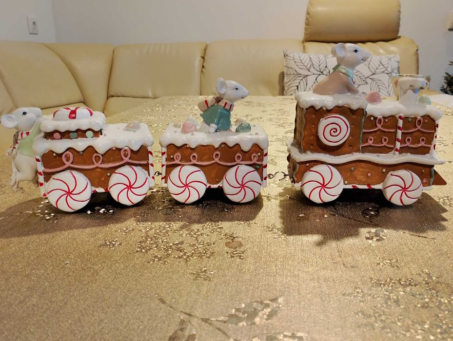 красиваКоледна декорация влакче и украса за елха