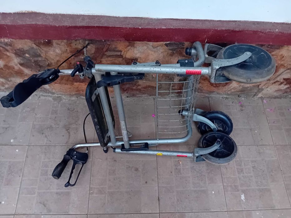 Cadru de mers pe roti gri. O frana defect!!!