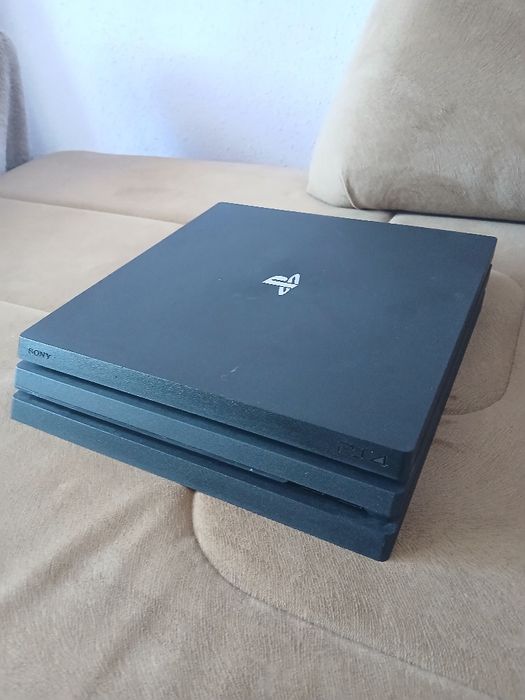 Ps4 pro cu controler și Uncharted 4