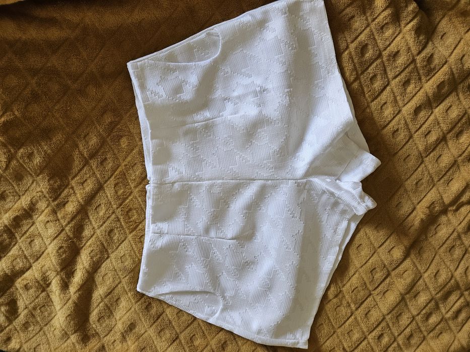 Pantaloni scurți albi vară