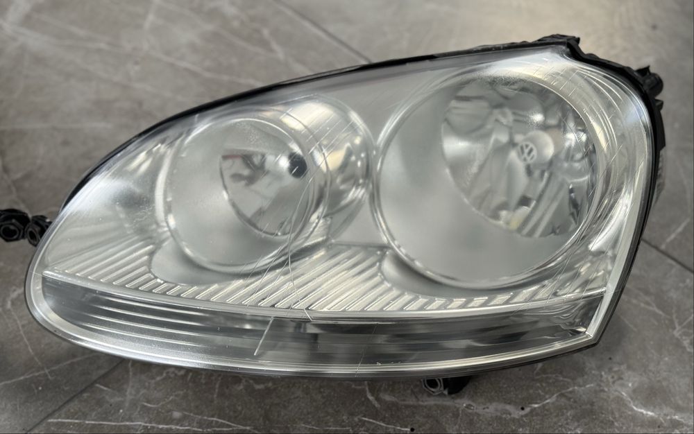 Vând Faruri Volkswagen Golf 5 - Jetta / Hella