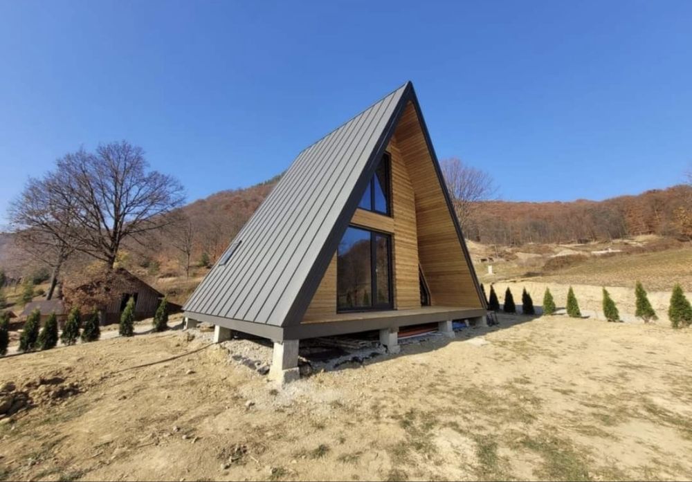 Meseriasi in construirea cabanelor tip A frame, accept variante auto