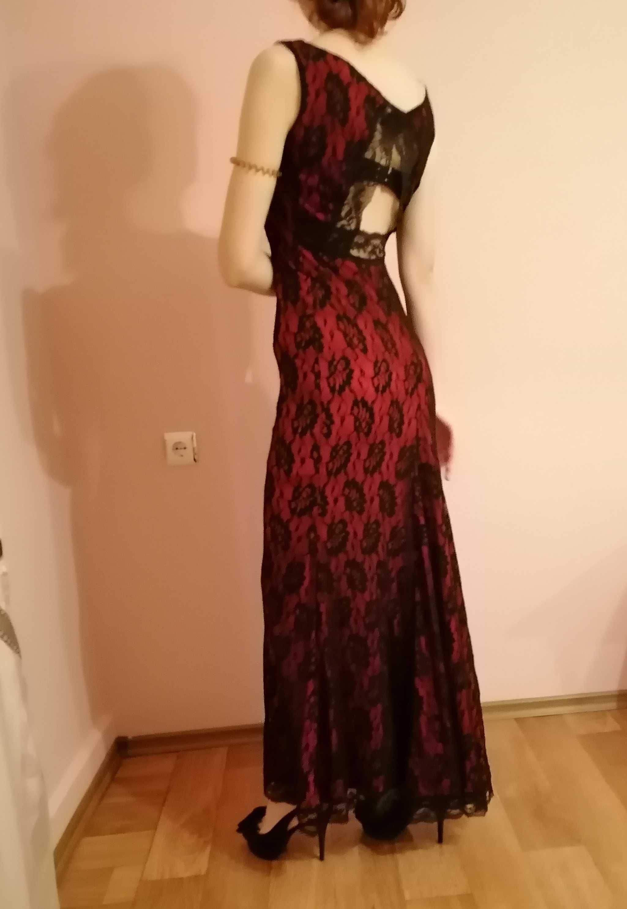 Червена рокля с дантела в черно