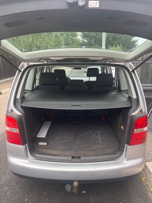 Vând Touran 1.6 fsi