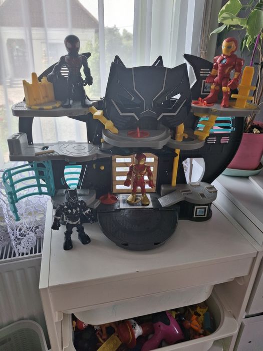 Peșteră batman cu figurine