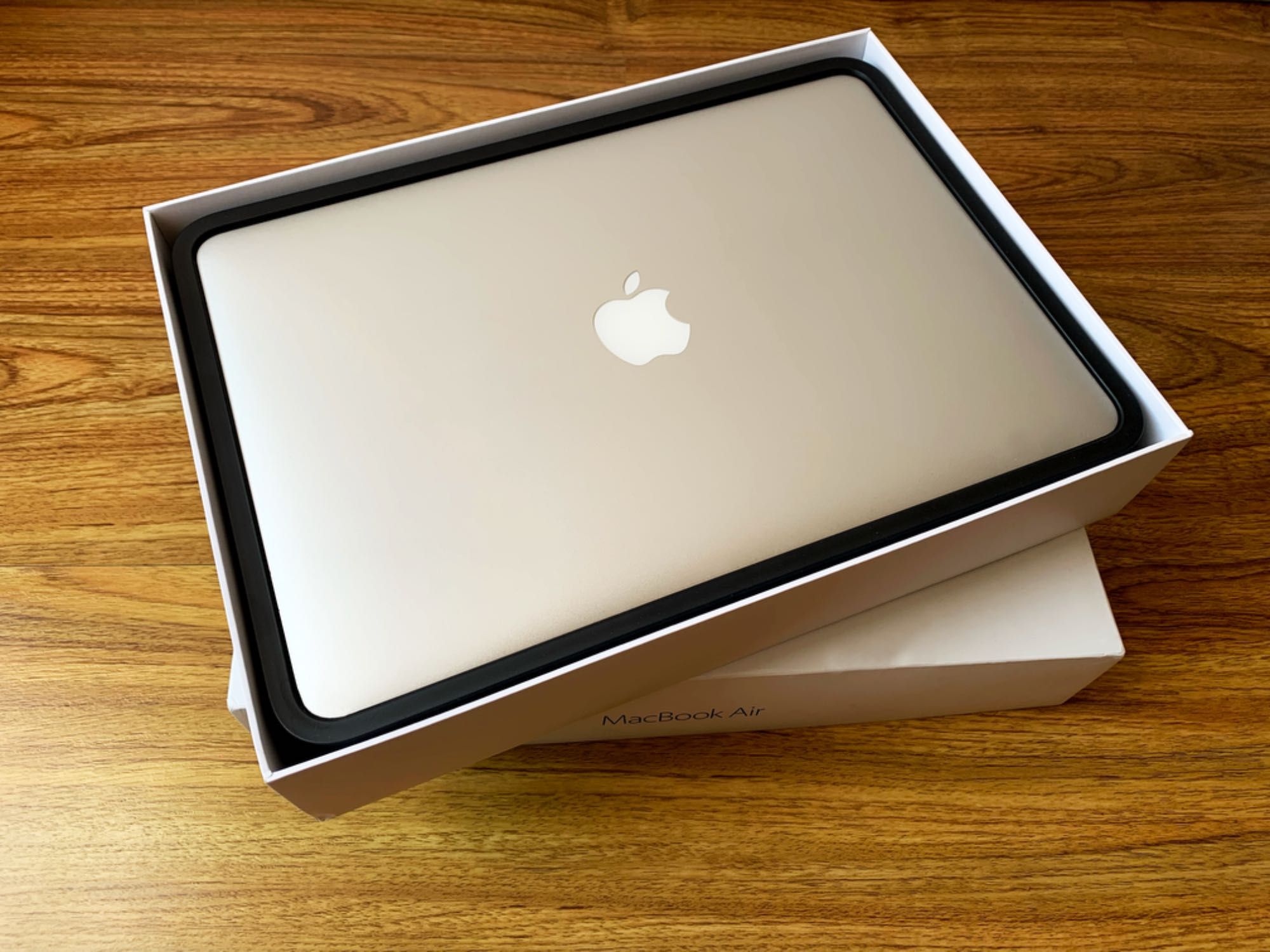 2022 MacBook Air i5, SSD - Пълен комплект, КАТО НОВ!!!