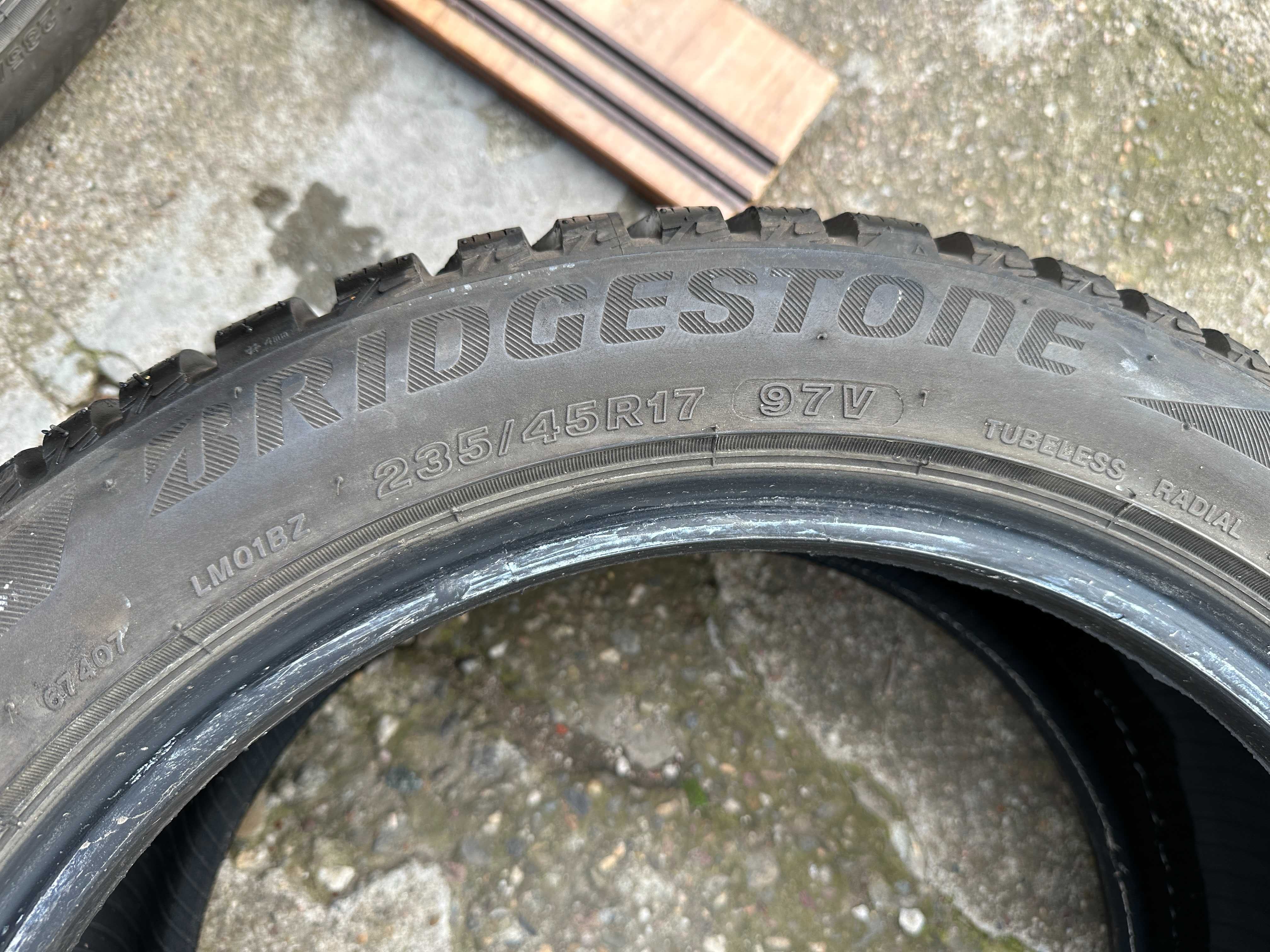 4бр. зимни гуми 235/45/17 Bridgestone Blizzak LM001