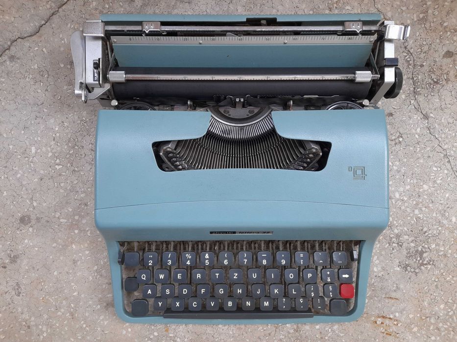 Vând Masina de scris Olivetti Lettera 32