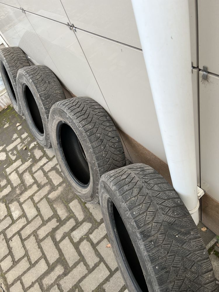 Triangle (  шипы )  . 225 / 605 R17 в отличном  состоянии .