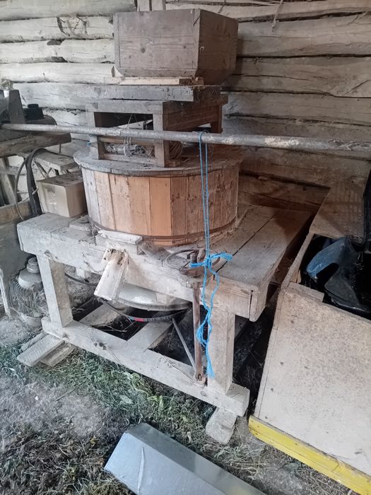 Moară de  piatra veche și robustă