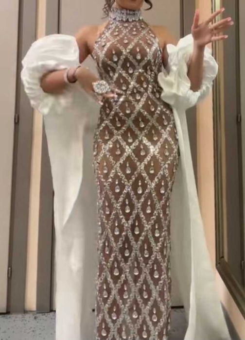 Рокля с камъни и ръкави