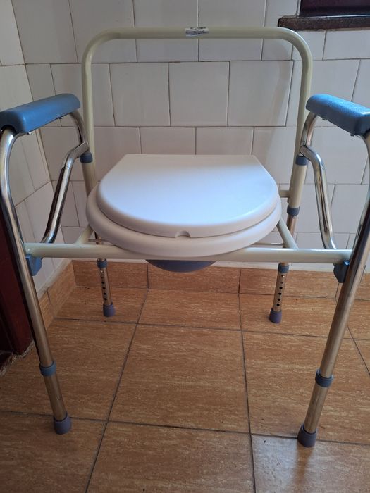 Scaun cu WC de camera, pliabil, inaltime reglabila, din otel si inox