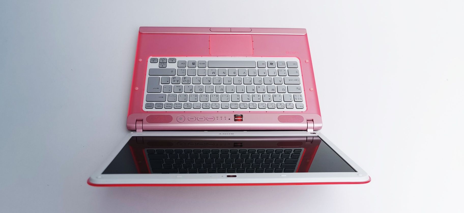 Pink Sony VAIO PCG Procesor i7 8 GB RAM 500 GB Stocare AMD Radeon