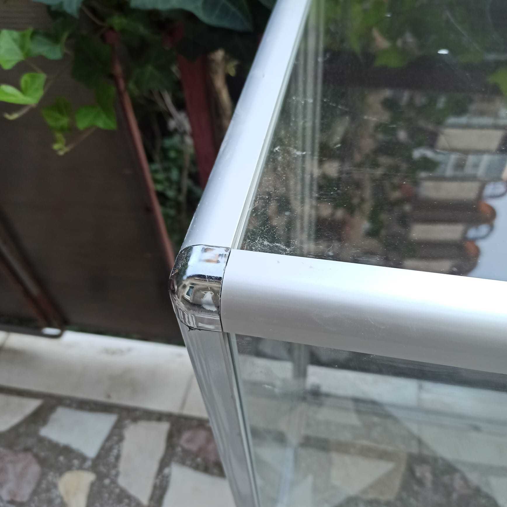 Vitrina de sticla cu rafturi si usi batante