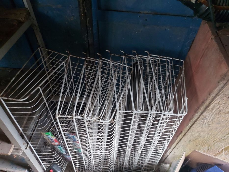 Vând rafturi comerciale