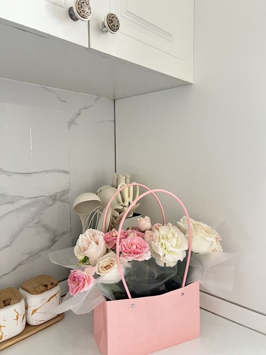 Цветы  свежие вчера подарили