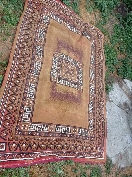 Vând mai multe covoare . Preț negociabil